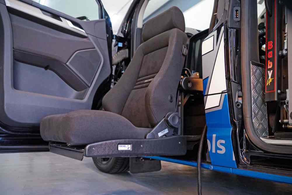 Side view of lowering turning seat base Fadiel Italiana EC400